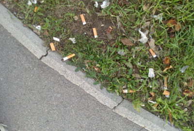 Weggeworfene Zigarettenkippen an der Straße | Cigarette butts by the road. Copyright: CC BY-SA 4.0kippe | Littered cigarette butt