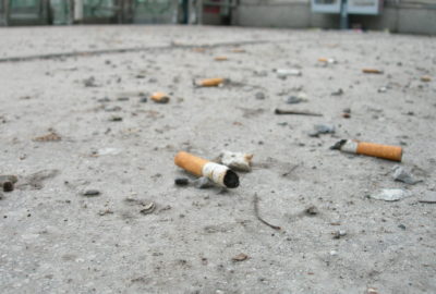 Weggeworfene Zigarettenkippe auf der Straße | Littered cigarette butt on the pavement
