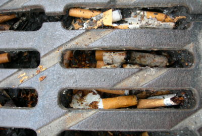 Zigarettenkippen im Gully | Cigarette butts in a gully