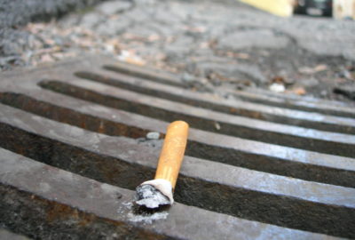 Zigarettenkippe auf einem Gully | Cigarette butt on a gully