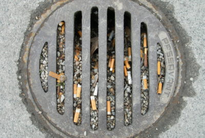 Zigarettenkippen im Gully | Cigarette butts in a gully